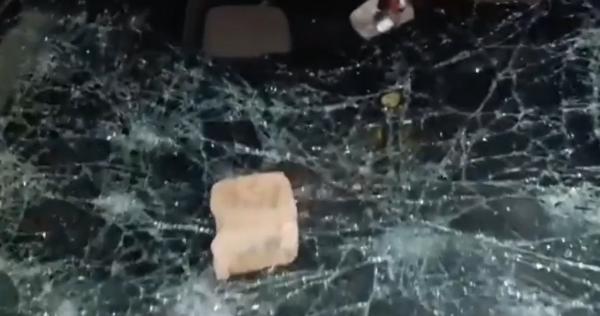 Cinci maşini şi două camioane, distruse cu ranga, într-o parcare din Zalău