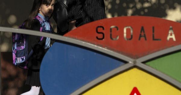 Elevi şi părinţi din Capitală, la porţile şcolilor. Profesorii au boicotat simularea Evaluării Naţionale