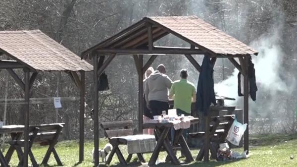 Vremea caldă a scos românii din case. Parcurile s-au umplut de oameni și grătare: "Soare, lumină"