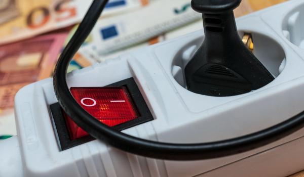 Coşmarul facturilor de energie. Aproape 500.000 de români primesc lunar ajutor de la stat pentru plată