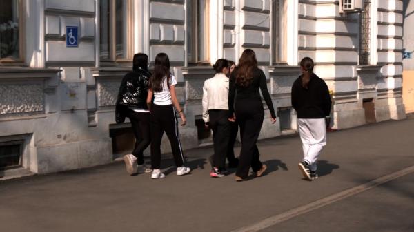 Alb și negru, noua "uniformă" a generației Z. De ce aleg adolescenții stilul monocromatic