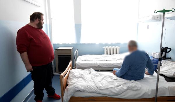 Explicația medicului care a transformat spitalul în hotel pentru tatăl său. 799 de zile l-a internat