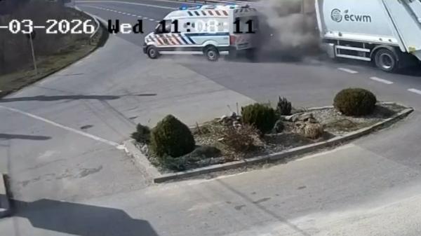Rănit într-un accident, implicat în altul în drum spre spital. Ambulanța s-a ciocnit cu un camion de gunoi