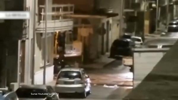 Momentul în care șase hoți jefuiesc o bancă din Italia și fură bancomatele cu un excavator