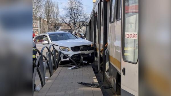 Două persoane spulberate de un şofer care a intrat într-un refugiu de tramvai din Capitală