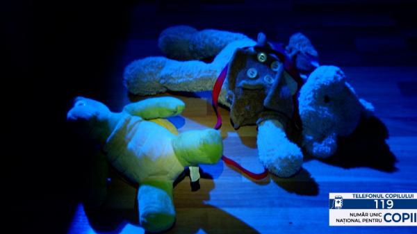 Coșmarul unei fetițe de 9 ani, bătută şi pusă la muncă de mamă şi de iubitul ei. Autorităţile, complice