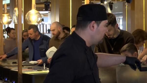 Se caută 20.000 de angajați pe litoral. Cu cât sunt plătite cameristele, recepționerele și chelnerii