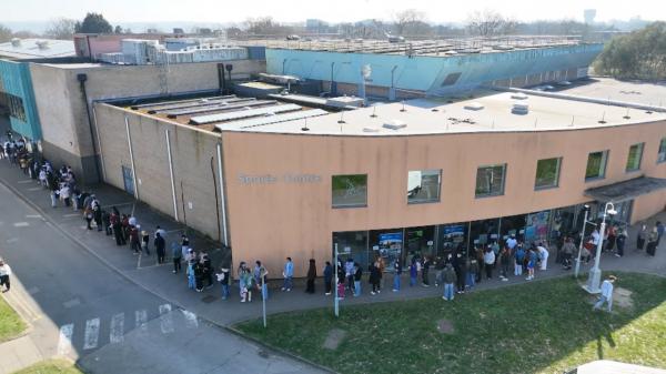 "Stau la coadă să mă vaccinez". Studenții români, prinși în focarul de meningită din Marea Britanie