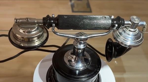 Cum a evoluat telefonul în 100 de ani: de la lux la obiect indispensabil