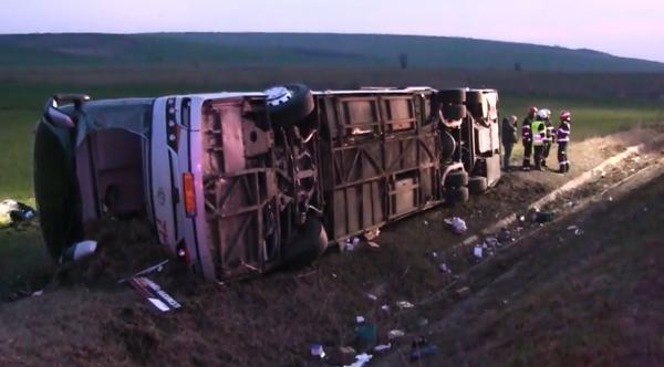 Un bărbat a murit sub ochii soției și fiicei, după ce autocarul în care erau s-a răsturnat, pe E581
