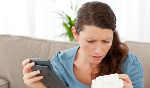 Grija banilor îi ține pe români treji noaptea. Cum afectează stresul financiar sănătatea mintală