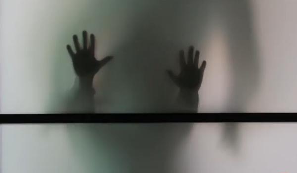 Copilărie în casa groazei. Drama micuţelor din Satu Mare pe care părinţii le-au ţinut legate de calorifer