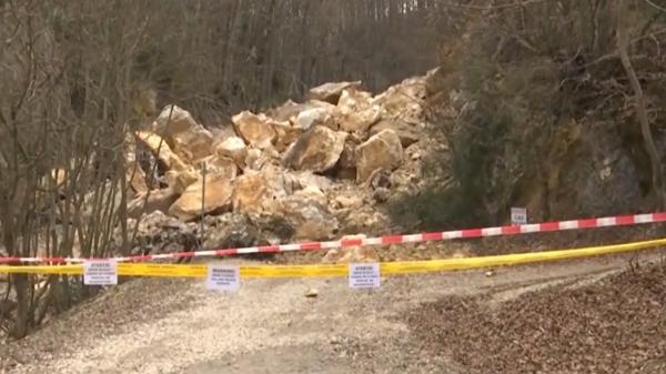 Pericol pe drumul spre Poiana Brașov. Alunecări masive de teren au blocat traseul frecventat de turiști