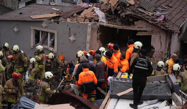 Două clădiri s-au prăbuşit în Istanbul după o explozie violentă. Mai mulţi locatari, prinşi de sub dărâmături