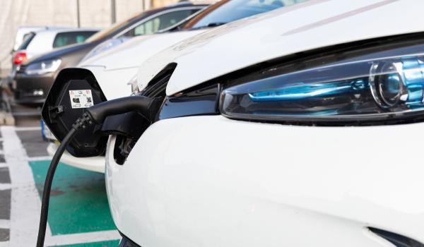 Mașinile electrice câștigă teren. Românii caută alternative mai ieftine pe fondul scumpirilor la pompă