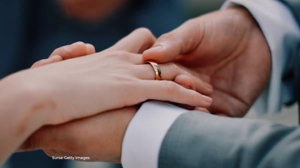 Românii amână tot mai mult căsătoria. De ce nu mai ajung cuplurile la starea civilă
