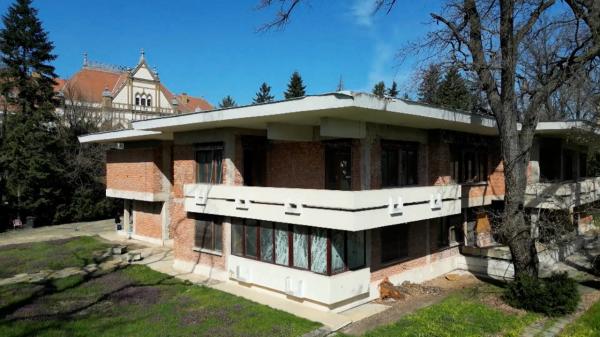 Bijuteria rezervată fostei elite comuniste din Timişoara, o ruină. Autorităţile promit să-i dea o nouă viață