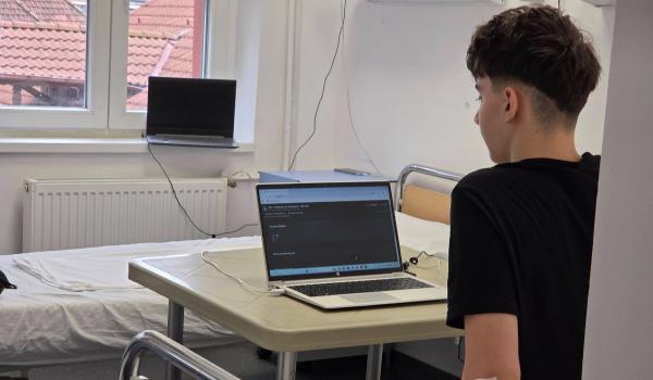 Când voinţa depăşeşte orice obstacol: Un elev a participat la olimpiada de informatică de pe patul de spital