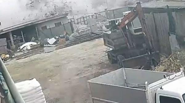 Momentul exploziei unei butelii GPL într-o clădire din Roma: 2 persoane rănite grav