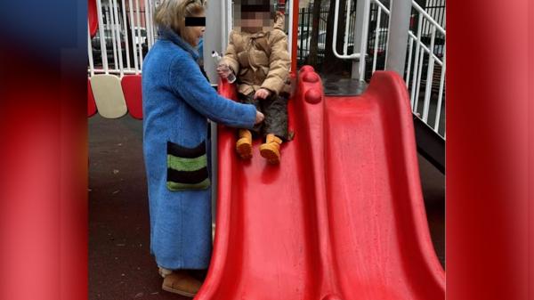 Răsturnare de situaţie în cazul copilului de cinci ani căzut de la etajul 9. Mama ar putea fi suspectă