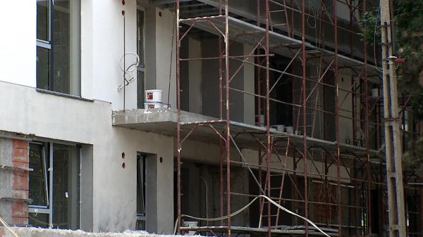 Un muncitor din Arad a căzut de la 16 metri înălţime direct pe beton. S-a urcat pe un liceu fără să se asigure