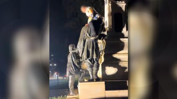 Două adolescente au vandalizat monumente istorice din Brăila, de dragul faimei pe reţelele de socializare