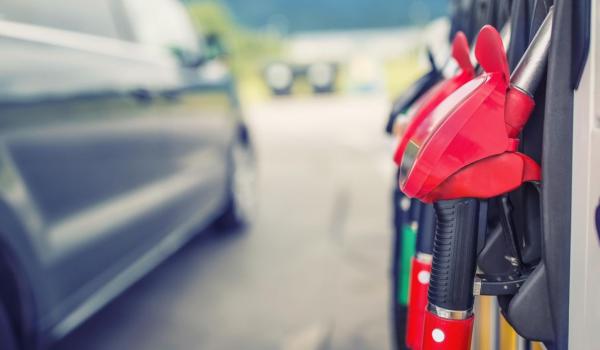 Când ar scădea preţul carburanţilor daca s-ar încheia războiul din Iran - profesor de economie mondială