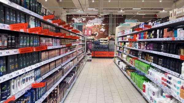 Val de ieftiniri în magazine, deşi preţul carburanţilor tot creşte. Explicaţia fenomenului