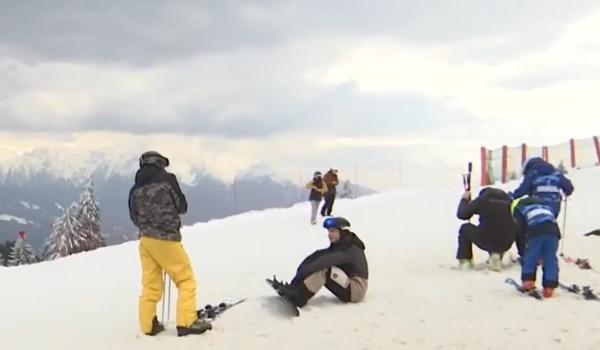 Stațiunea între 2 anotimpuri. Turiştii se bucură fie de plimbări însorite, fie de distracţie pe pârtie