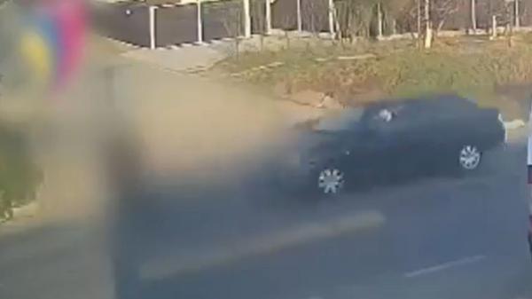 Între viaţă şi moarte, după ce a fost izbit în plin de o maşină în Vaslui. Momentul, surprins de o cameră