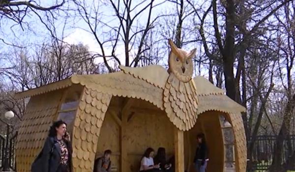 "Bufnița" uriașă din Craiova. Nu zboară, nu scoate niciun sunet, dar oprește pe toată lumea