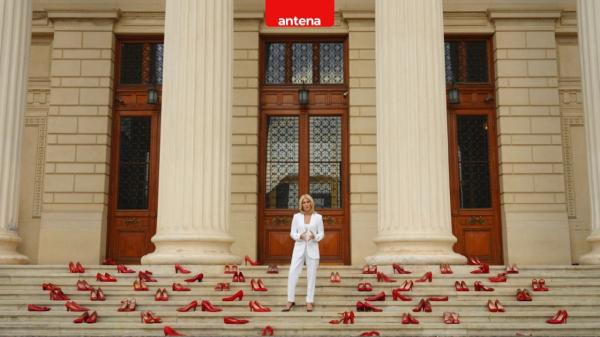 Pantofii roşii, pe treptele Ateneului Român. Simbolul femeilor fără voce, într-o campanie unică