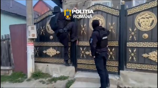 Angajați, suspectați că furau combustibil de pe un șantier feroviar. Descinderi în două județe