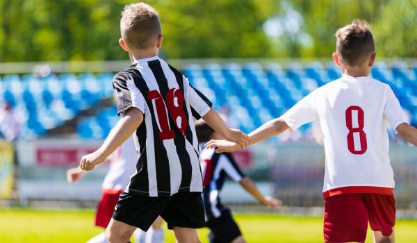 Copiii şi "capcana" tehnologiei. Cum au ajuns tinerii României în topul obezităţii şi ce soluţii există