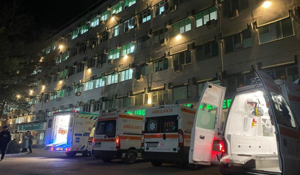 Clipe de panică pe o stradă din Focşani. Trei copii şi un adult, la spital din cauza unui accident rutier 