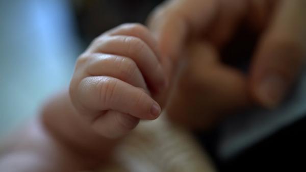 Bebeluş de o lună şi jumătate, găsit mort de propria mamă în Vrancea