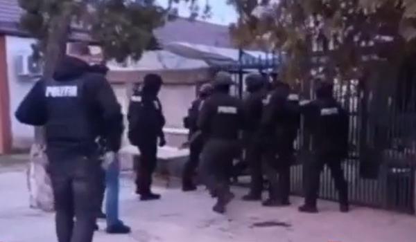 Răzbunare extremă la Mizil. Un bărbat a pus doi minori să incendieze rulota fostei iubite