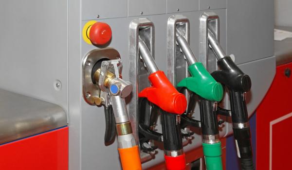 Scumpire de 2 lei, reducere de 2 bani. Şoferii au început să protesteze faţă de preţurile carburanţilor