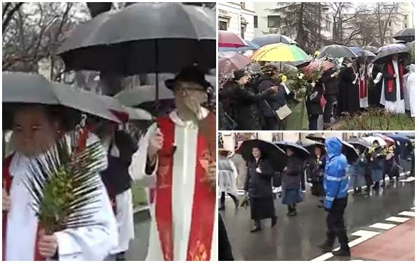 Floriile Catolice. Pelerinii au înfruntat cu miile ploaia pentru a participa la procesiune