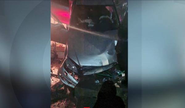 Accident spectaculos în Prahova. O maşină a ajuns direct pe acoperişul unei case