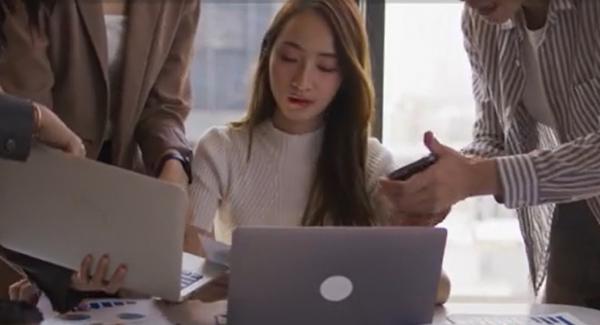 "Mă apuc de toate și nu termin niciuna niciodată". Generația Z, prinsă în capcana multitasking-ului