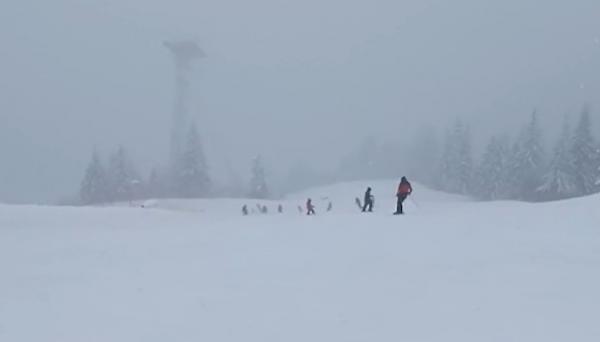 Distracție ca în mijlocul iernii în Poiana Brașov. Stratul de zăpadă este perfect pentru sporturile de iarnă