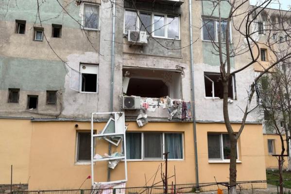 Explozie într-un apartament din Caracal. 25 de oameni au fost evacuați, o femeie a ajuns la spital