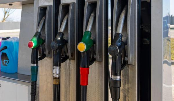 Preţuri record la carburanţi: "Adică ajungem la 11 lei şi scădem 15 bani?"