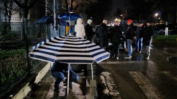 Cozi în faţa şcolii pentru un loc în clasa pregătitoare. Părinţii şi bunicii stau la rând cu schimbul