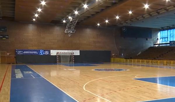 Orașul care așteaptă de 10 ani o sală polivalentă modernă. Sportivii se antrenează în condiții periculoase