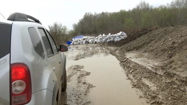 Viitură pe râul Putna: 20 de persoane au fost evacuate. Panouri mobile și saci de nisip la Mircești