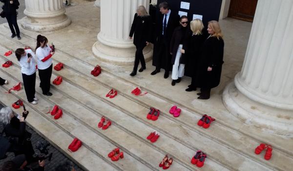 "Respectul nu ar trebui să fie un privilegiu". Sute de pantofi roşii au umplut treptele din faţa Ateneului