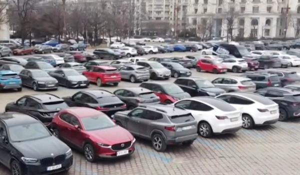 Doar şoferii de maşini electrice mai au parcare gratuită în Bucureşti, până în 2028
