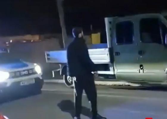 Poliţiştii din Ilfov, nevoiţi să tragă pentru a opri un bărbat care ameninţa că se răneşte cu un cuţit